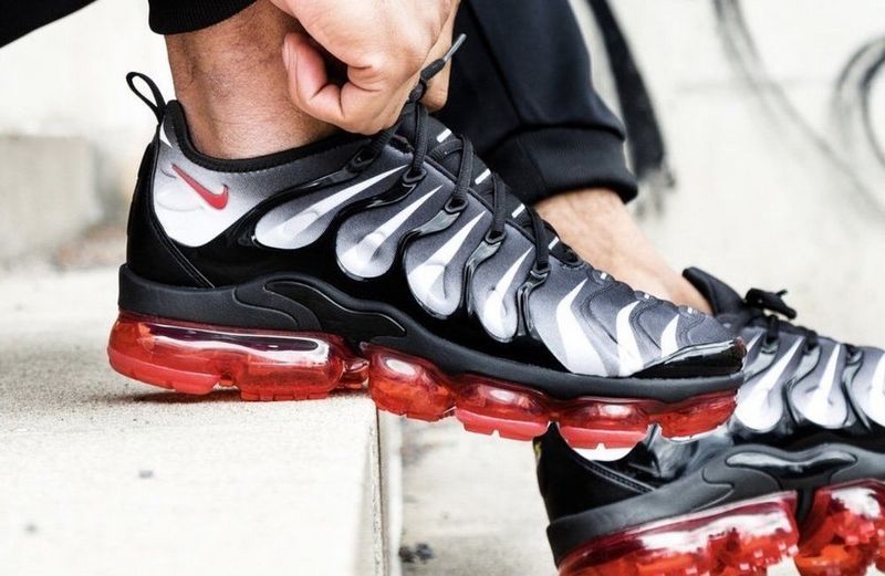 Nike Air VaporMax TN Plus чёрно-серые с красной подошвой Nike Air VaporMax TN Plus чёрно-серые с красной подошвой
