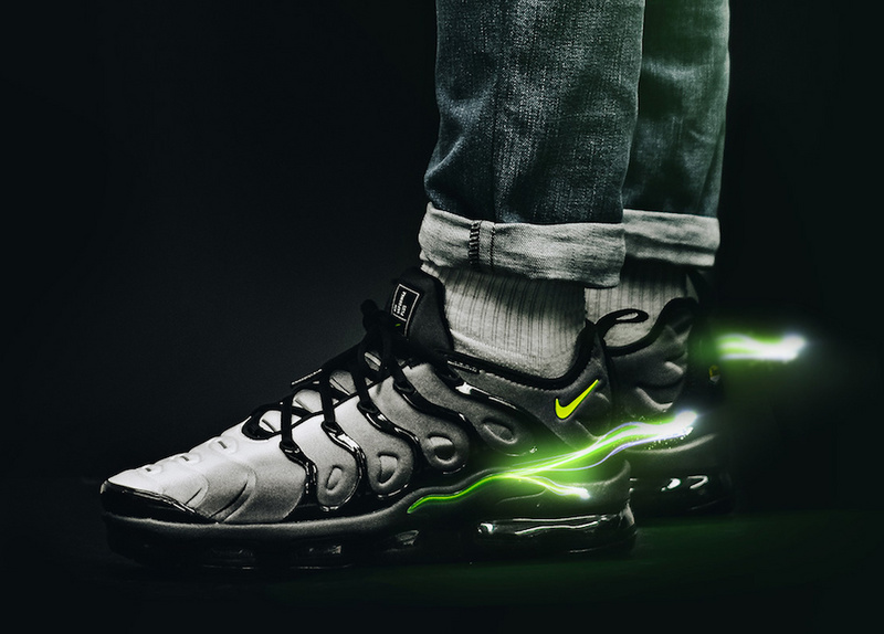 Nike Air VaporMax TN Plus серо-чёрные с салатовой вставкой Nike Air VaporMax TN Plus серо-чёрные с салатовой вставкой