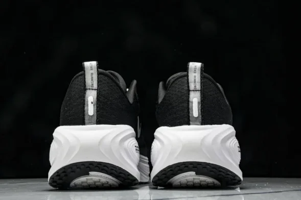 Nike Air ZoomX Vomero 18 Plus HM6805 108 
