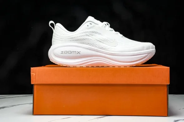 Nike Air ZoomX Vomero 18 Plus HM6805 102 