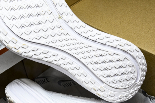 Nike Air ZoomX Vomero 18 Plus HM6805 102 