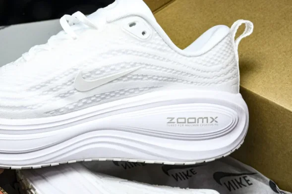 Nike Air ZoomX Vomero 18 Plus HM6805 102 