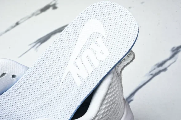Nike Air ZoomX Vomero 18 Plus HM6805 102 