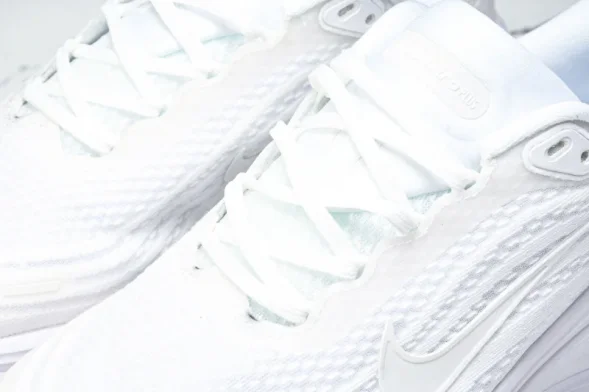 Nike Air ZoomX Vomero 18 Plus HM6805 102 