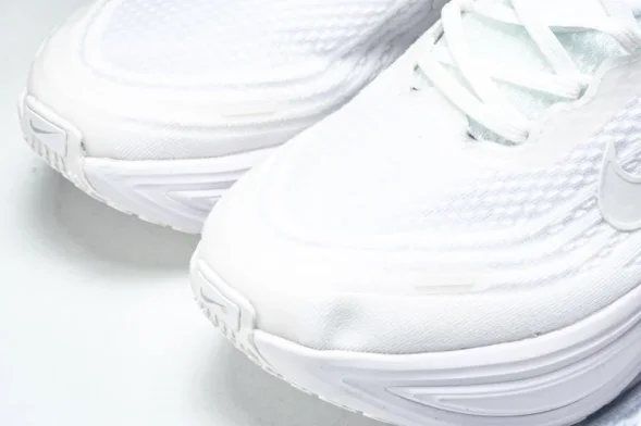 Nike Air ZoomX Vomero 18 Plus HM6805 102 