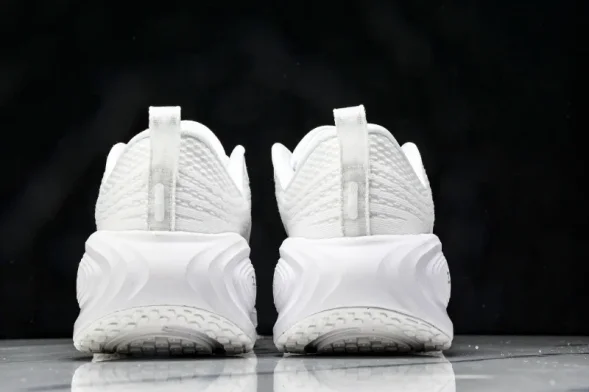 Nike Air ZoomX Vomero 18 Plus HM6805 102 
