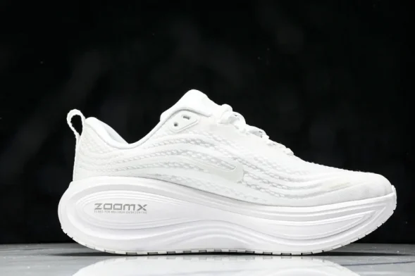 Nike Air ZoomX Vomero 18 Plus HM6805 102 