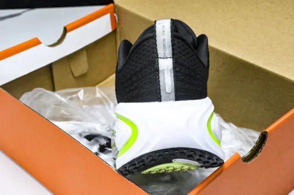 Nike Air ZoomX Vomero 18 Plus HM6805 107  