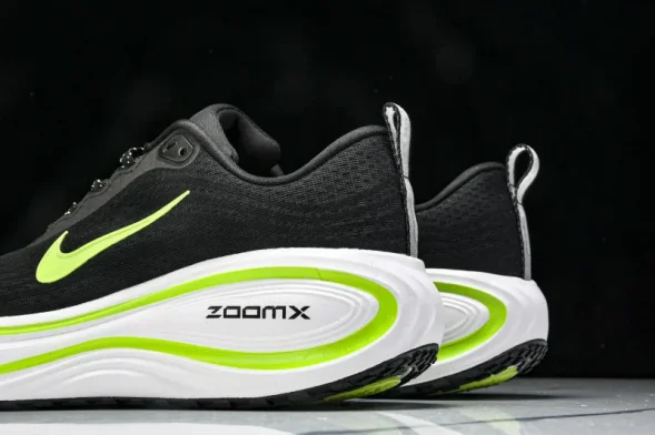 Nike Air ZoomX Vomero 18 Plus HM6805 107  