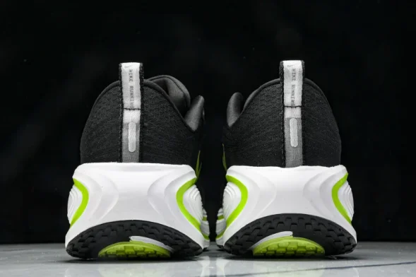 Nike Air ZoomX Vomero 18 Plus HM6805 107  