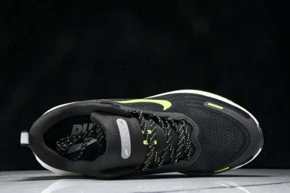 Nike Air ZoomX Vomero 18 Plus HM6805 107  