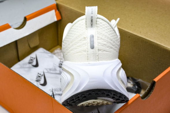 Nike Air ZoomX Vomero 18 Plus HM6805 113 