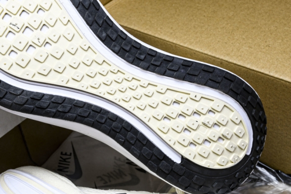 Nike Air ZoomX Vomero 18 Plus HM6805 113 