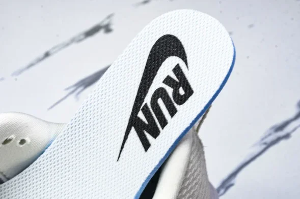 Nike Air ZoomX Vomero 18 Plus HM6805 113 