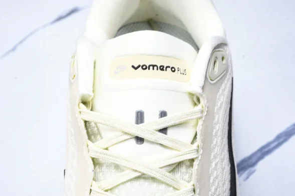 Nike Air ZoomX Vomero 18 Plus HM6805 113 