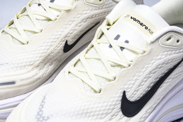 Nike Air ZoomX Vomero 18 Plus HM6805 113 