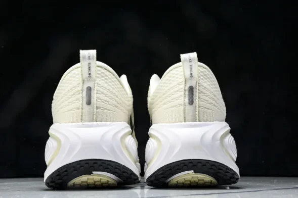 Nike Air ZoomX Vomero 18 Plus HM6805 113 