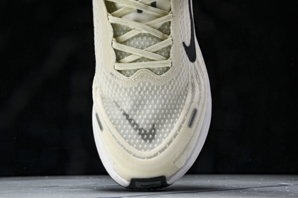 Nike Air ZoomX Vomero 18 Plus HM6805 113 