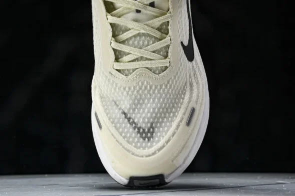Nike Air ZoomX Vomero 18 Plus HM6805 113 