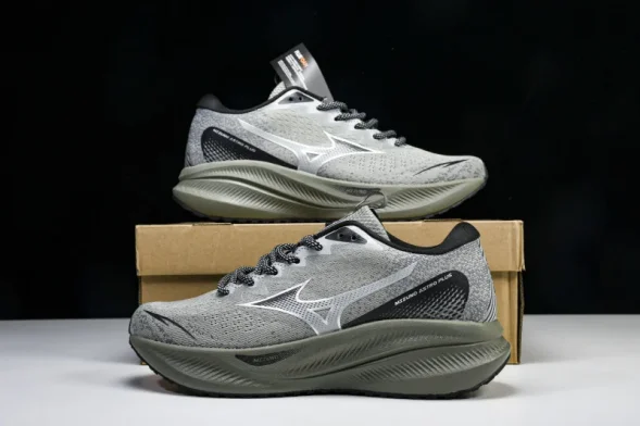 Mizuno Astro Plus D1GH240102 