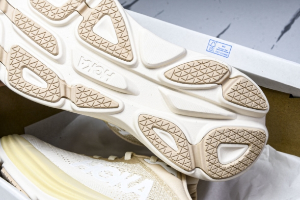 HOKA Bondi 8 1123202 SSEG 