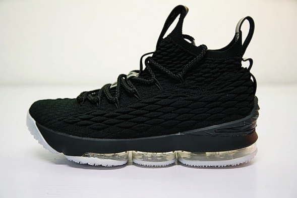 Nike LeBron 15 897648-010 
