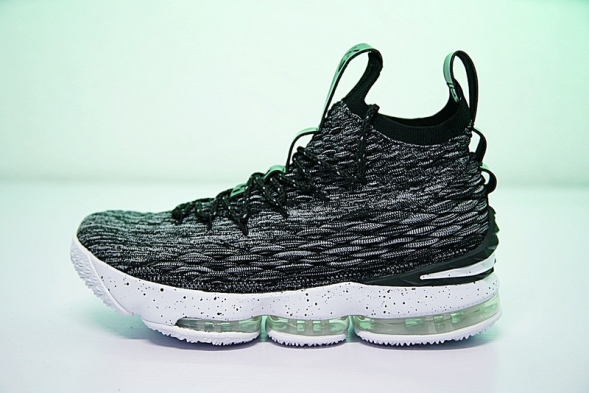 Nike LeBron 15 897649-002 