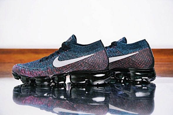 Nike Air VaporMax “Dark purple rainbow” 
