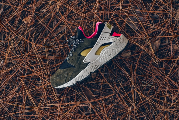 NIKE AIR HUARACHE PREMIUM 704830-010 