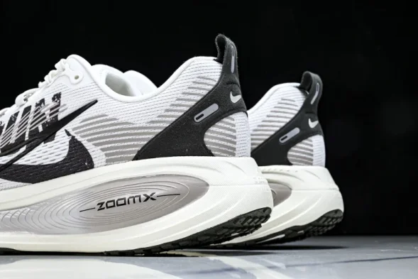 Nike Air ZoomX Vomero 18 RUN IB5726-100 