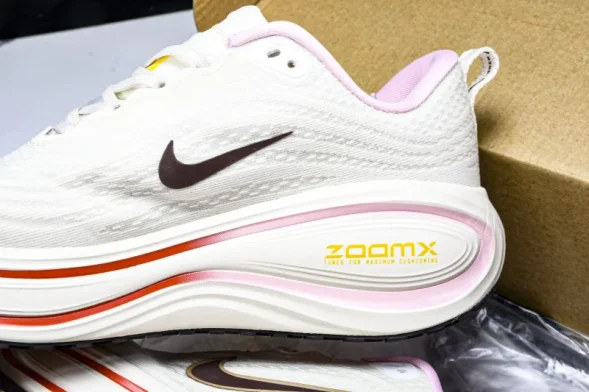 Nike Air ZoomX Vomero 18 Plus HM6805 106 