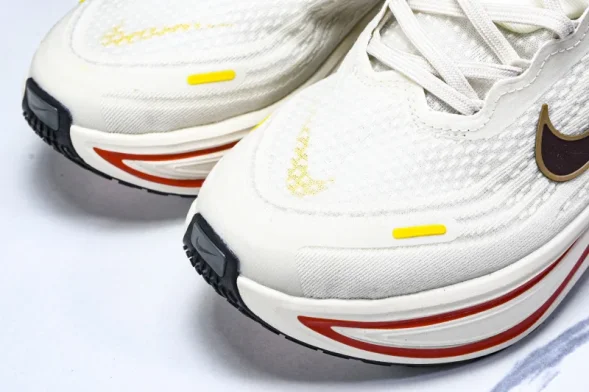 Nike Air ZoomX Vomero 18 Plus HM6805 106 