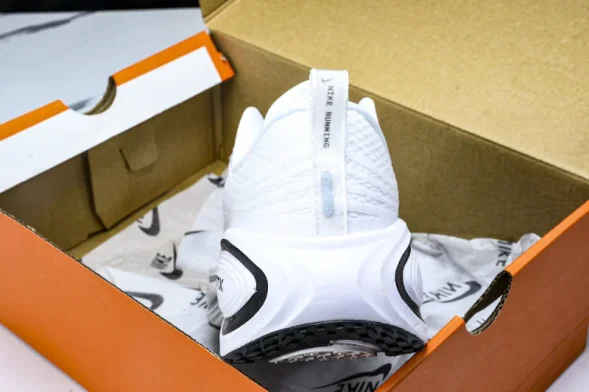 Nike Air ZoomX Vomero 18 Plus HM6805 111 