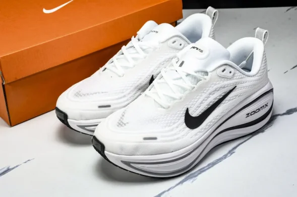 Nike Air ZoomX Vomero 18 Plus HM6805 111 
