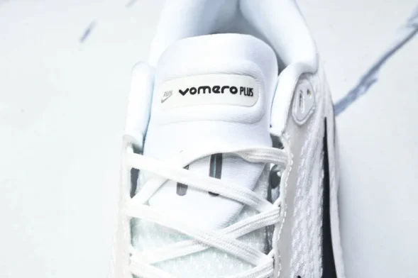 Nike Air ZoomX Vomero 18 Plus HM6805 111 